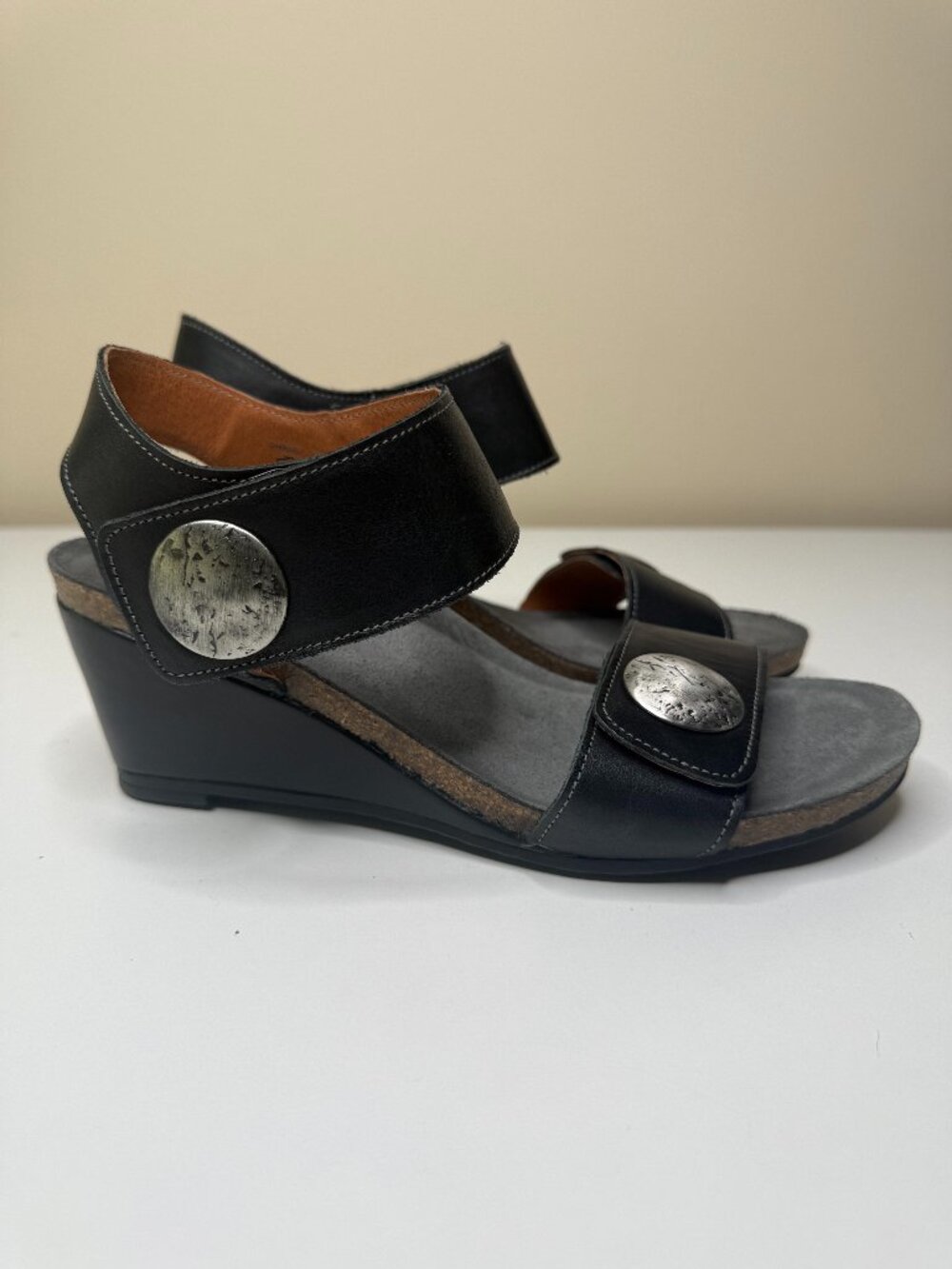 Taos Carousel 3 Wedge Sandal Womens 8-8.5 Black Leather Medallion Strap Open Toe